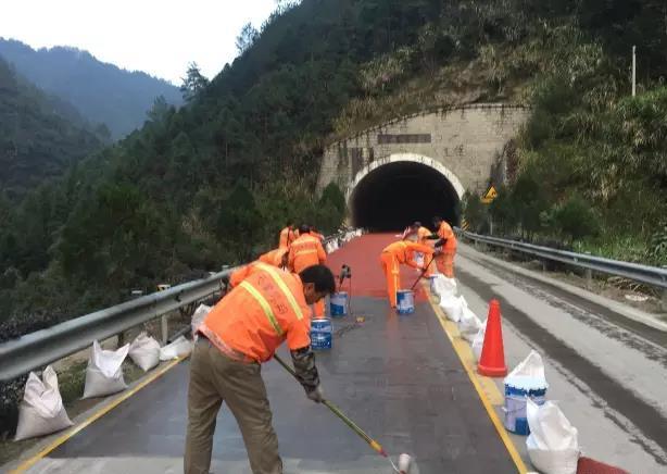 封闭底漆在不干燥情况下可进行彩色防滑路面施工作业.jpg