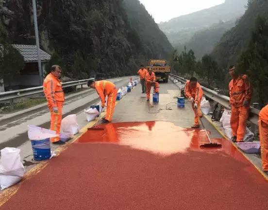 彩色防滑路面薄层铺装，刮涂底涂，面撒骨料.jpg